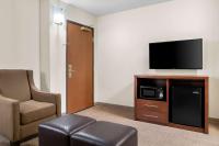 Comfort Inn & Suitesにあるテレビまたはエンターテインメントセンター