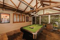Biljarðborð á Seednest A-frame Treehouse Forest View&Game Room