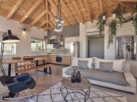 Kuchyňa alebo kuchynka v ubytovaní Chris & Jo Villas, Enchanting Escapes, with Heated Pools & SeaViews By ThinkVilla