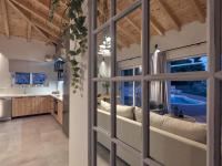 Posteľ alebo postele v izbe v ubytovaní Chris & Jo Villas, Enchanting Escapes, with Heated Pools & SeaViews By ThinkVilla
