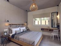 Posteľ alebo postele v izbe v ubytovaní Chris & Jo Villas, Enchanting Escapes, with Heated Pools & SeaViews By ThinkVilla