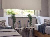 Posteľ alebo postele v izbe v ubytovaní Chris & Jo Villas, Enchanting Escapes, with Heated Pools & SeaViews By ThinkVilla