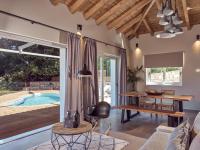 Bazén v ubytovaní Chris & Jo Villas, Enchanting Escapes, with Heated Pools & SeaViews By ThinkVilla alebo v jeho blízkosti