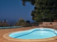 Bazén v ubytovaní Chris & Jo Villas, Enchanting Escapes, with Heated Pools & SeaViews By ThinkVilla alebo v jeho blízkosti
