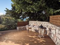 Balkón alebo terasa v ubytovaní Chris & Jo Villas, Enchanting Escapes, with Heated Pools & SeaViews By ThinkVilla