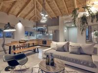 Posedenie v ubytovaní Chris & Jo Villas, Enchanting Escapes, with Heated Pools & SeaViews By ThinkVilla