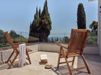 Balkón alebo terasa v ubytovaní Chris & Jo Villas, Enchanting Escapes, with Heated Pools & SeaViews By ThinkVilla