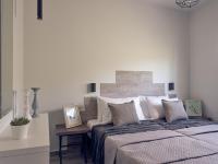 Posteľ alebo postele v izbe v ubytovaní Chris & Jo Villas, Enchanting Escapes, with Heated Pools & SeaViews By ThinkVilla