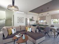 Posedenie v ubytovaní Chris & Jo Villas, Enchanting Escapes, with Heated Pools & SeaViews By ThinkVilla
