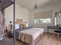 Posteľ alebo postele v izbe v ubytovaní Chris & Jo Villas, Enchanting Escapes, with Heated Pools & SeaViews By ThinkVilla