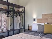 Posteľ alebo postele v izbe v ubytovaní Chris & Jo Villas, Enchanting Escapes, with Heated Pools & SeaViews By ThinkVilla