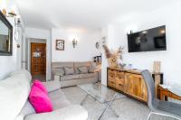 Televízia a/alebo spoločenská miestnosť v ubytovaní Bahia 49 Apartments Casasol