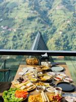 AkkayaにあるVadiyebak Suit Bungalovの山の頂上にある食べ物でいっぱいのテーブル