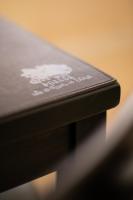 ein naher Rand eines schwarzen Buches in der Unterkunft Los Nogales de Tatash in Centenario