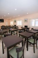 ein leeres Klassenzimmer mit Tischen, Stühlen und Fenstern in der Unterkunft Los Nogales de Tatash in Centenario