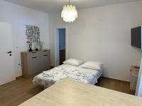 Posteľ alebo postele v izbe v ubytovaní Apartmani Svemir