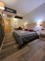 Ένα ή περισσότερα κρεβάτια σε δωμάτιο στο Damodoro Hotel