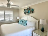 Sundial Beach Resort & Spaにあるベッド