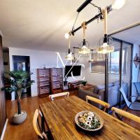 Un comedor y una sala de estar con una mesa. en Comodidad total en el centro: Deptos 1, 2 y 3 hab. + WiFi y Parking incluidos, en Antofagasta