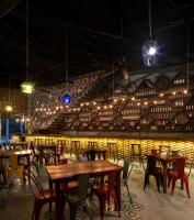 Restaurace v ubytování Luxury 4BR Eco Villa 10ppl Outdoor Pizza Oven - Private Pool & Jacuzzi