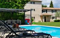Basen w obiekcie Holiday Home Ladici Ii lub w pobliżu