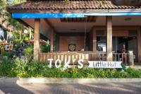 a restaurant with a sign that reads tots little hut at Tok Little Hut in Rayong