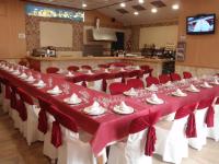 une longue table avec des arcs rouges et blancs dessus dans l'établissement El Rento Alojamiento Rural, à Cuenca