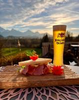 un sándwich y un vaso de cerveza en una mesa en Hotel Steiger, en Schwangau