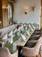 Un comedor con una mesa larga y sillas. en Hotel Steiger, en Schwangau