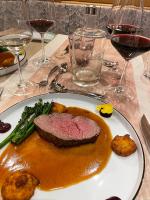 Un plato de comida con carne y verduras en una mesa. en Hotel Steiger, en Schwangau