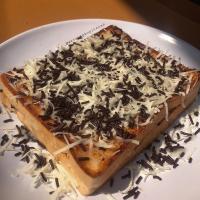 un piatto bianco con una pizza al cioccolato sopra di Hotel Ciwangi a Gurungsang