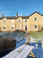 un gran edificio con agua delante en Barrasford Arms, en Hexham