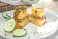 een wit bord met een stukje eten erop bij Solar Alegria Lodge in Oliveira de Frades