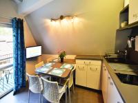 Kuchyňa alebo kuchynka v ubytovaní Comfortable 3-room apartment, Rewal
