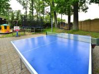 Stolný tenis v ubytovaní Comfortable 3-room apartment, Rewal alebo v jeho okolí