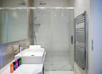 Een badkamer bij Villa Alpha