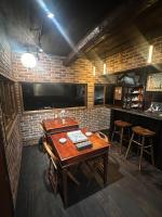 Habitación con mesa de madera y TV. en 淡路島 サウナ宿たんざ, en Awaji