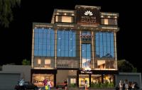 un edificio con una señal que se lee hecha como galaxia en Hotel The Galaxy, en Jabalpur