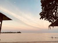 een persoon zwemmend in het water op een strand bij Sunmoon Beach Resort Likupang Timur in Pulau Mogogimbun