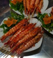 un plato de comida con langostas y ensalada en Khánh Phương Luxury, en Châu Làng Chánh