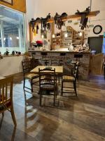 ein Esszimmer mit einem Tisch, Stühlen und einer Bar in der Unterkunft Krumphof in Poppendorf im Burgenland