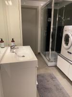 Moderne villa ved havet 3 soverom og 2 badにあるバスルーム