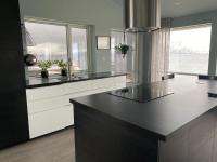 Moderne villa ved havet 3 soverom og 2 badにあるキッチンまたは簡易キッチン