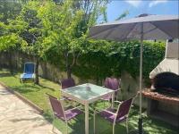 Vonkajšia záhrada v ubytovaní 3 Pièces climatisé en rez de jardin avec piscine