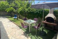 Vonkajšia záhrada v ubytovaní 3 Pièces climatisé en rez de jardin avec piscine