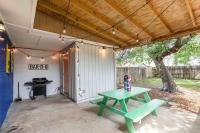 Retro - Arcade Home, Kids, Dogs, Grill, & Beach!にあるパティオまたは屋外エリア