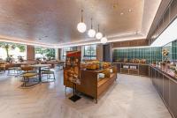 a restaurant with tables and chairs and a cafeteria at 桔子上海浦东机场川环南路酒店 in Shanghai