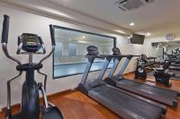 Comfort Inn & Suitesにあるフィットネスセンターまたはフィットネス設備