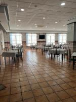 einen Bankettsaal mit Tischen, Stühlen und einem Bildschirm in der Unterkunft Hotel Restaurante Dama de Baza in Baza