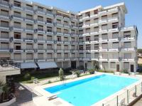 Bazén v ubytovaní Excellent flat with AC, shared pool and parking alebo v jeho blízkosti